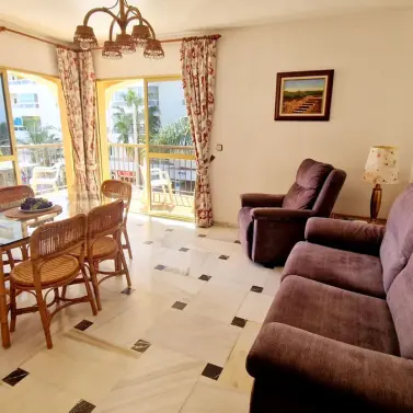 Sale of middle floor apartment in Fuengirola