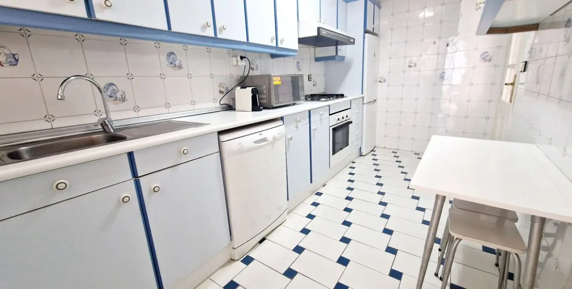 Sale of middle floor apartment in Fuengirola 12