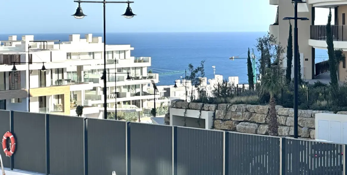 Sale of middle floor apartment in Fuengirola 1