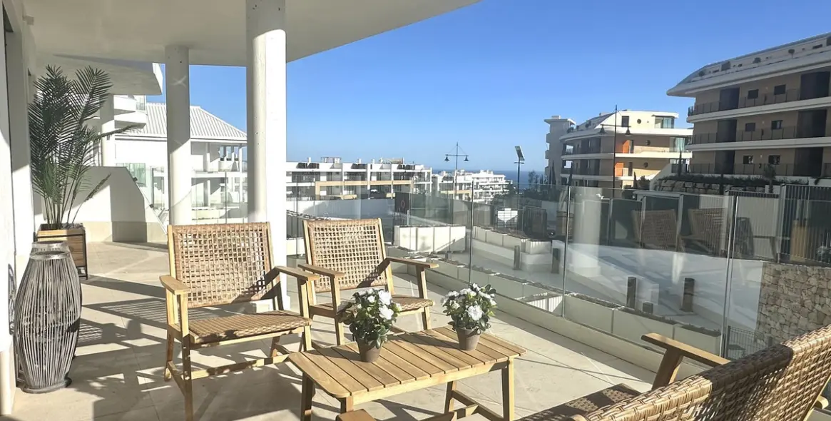 Sale of middle floor apartment in Fuengirola 2