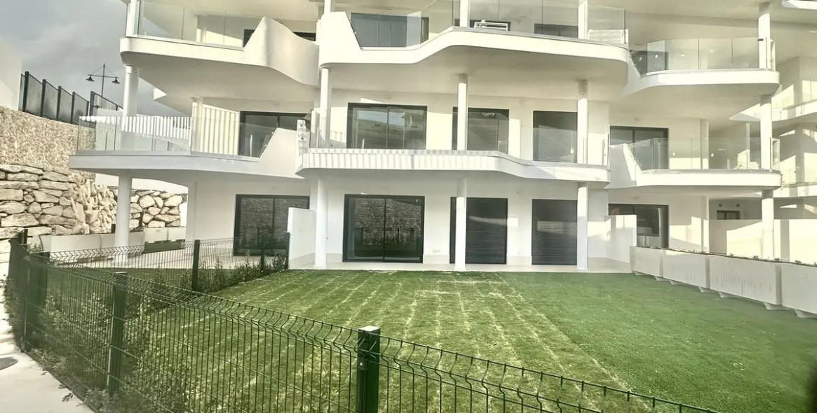Sale of middle floor apartment in Fuengirola 39