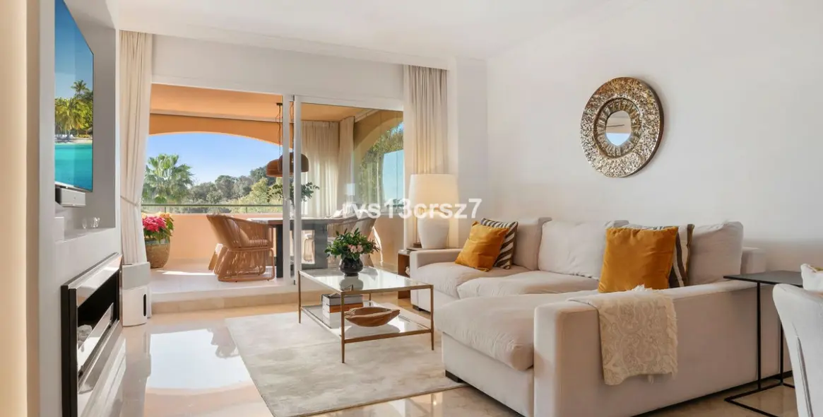 Sale of middle floor apartment in Elviria 1