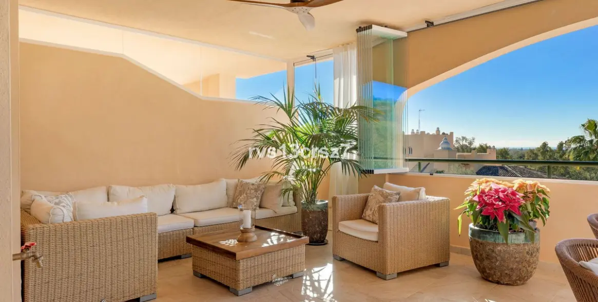 Sale of middle floor apartment in Elviria 8