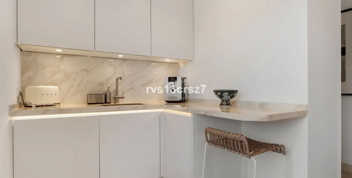 Sale of middle floor apartment in Elviria 10