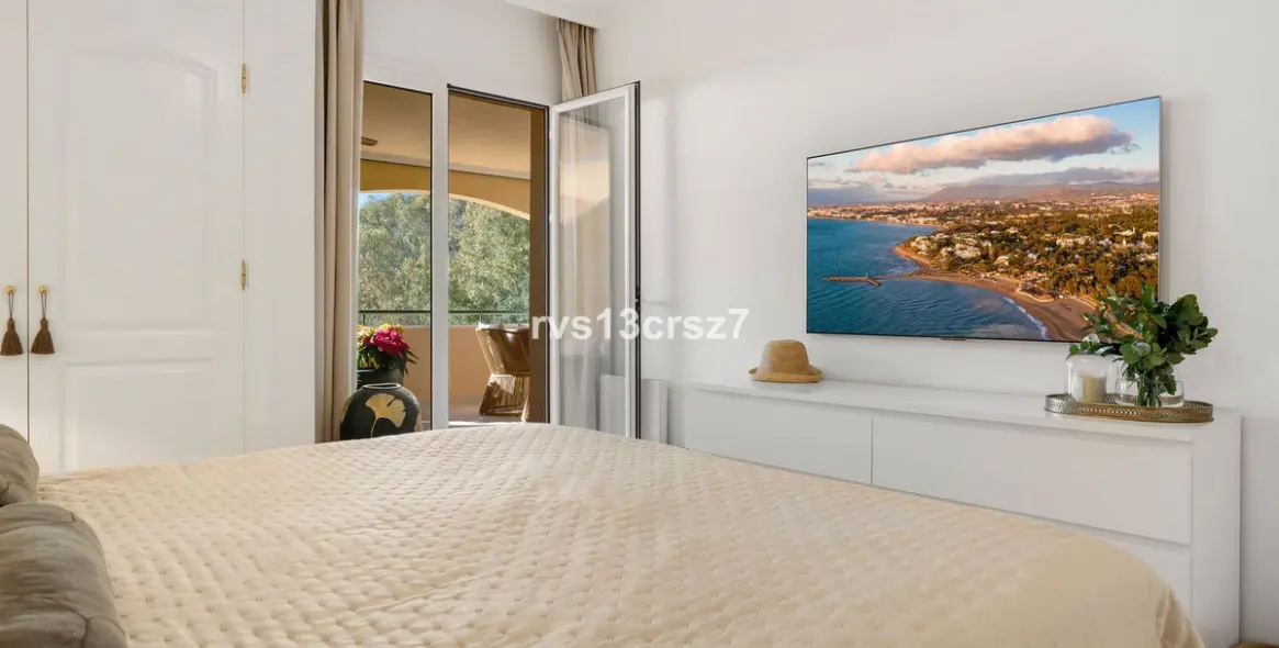 Sale of middle floor apartment in Elviria 13