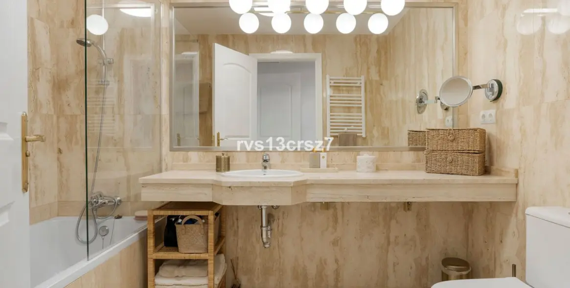 Sale of middle floor apartment in Elviria 15