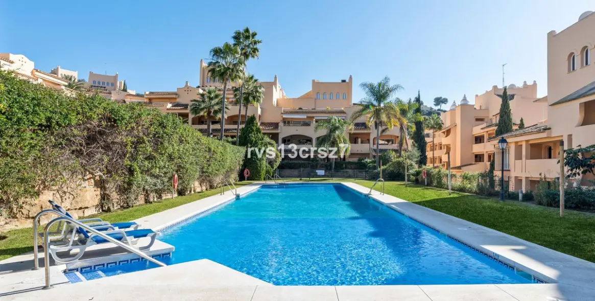 Venta de apartamento en planta media en Elviria 25