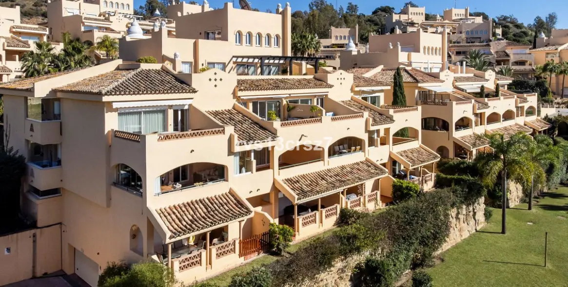 Venta de apartamento en planta media en Elviria 26