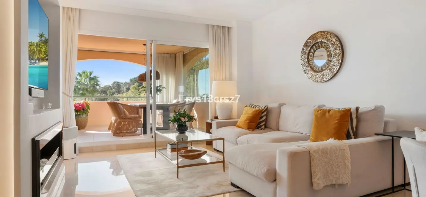 Venta de apartamento en planta media en Elviria 0