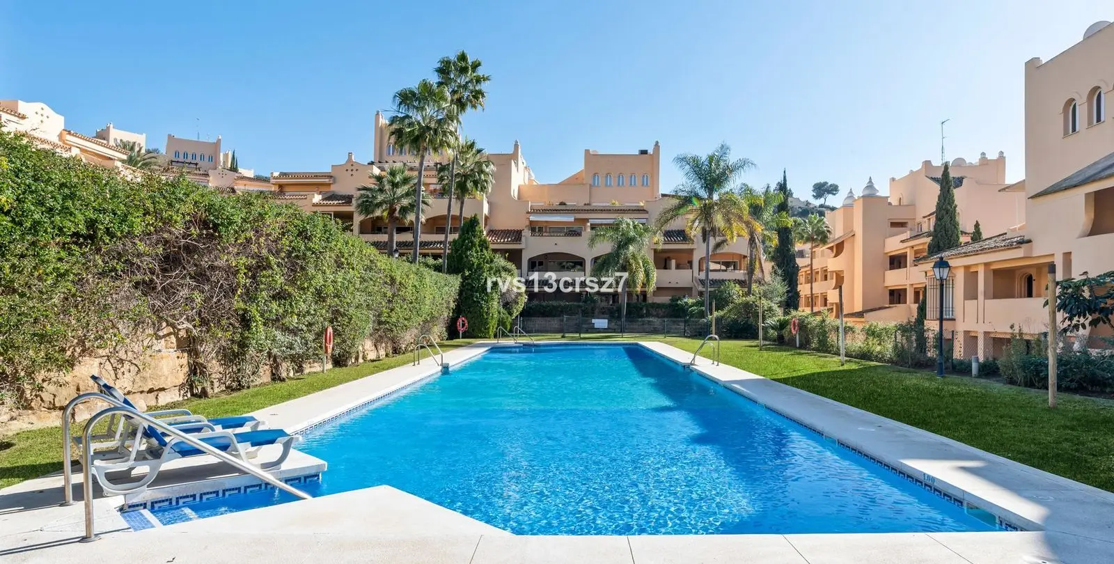 Venta de apartamento en planta media en Elviria 25