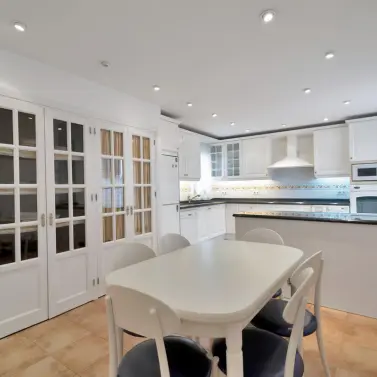 Продажа апартаментов на среднем этаже в Marbella