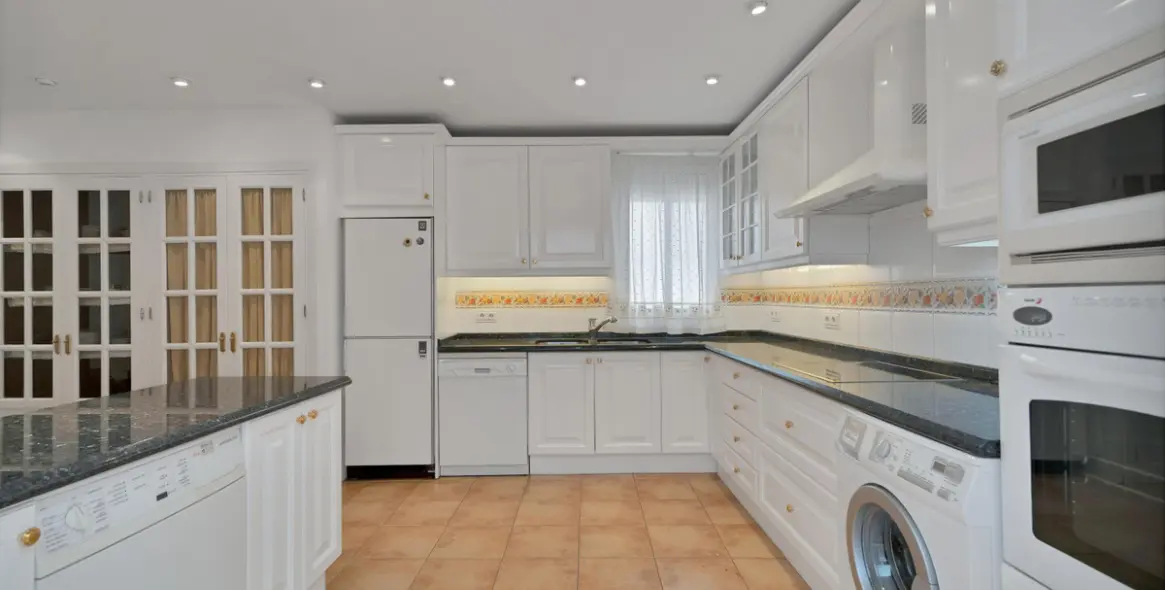 Продажа апартаментов на среднем этаже в Marbella 17