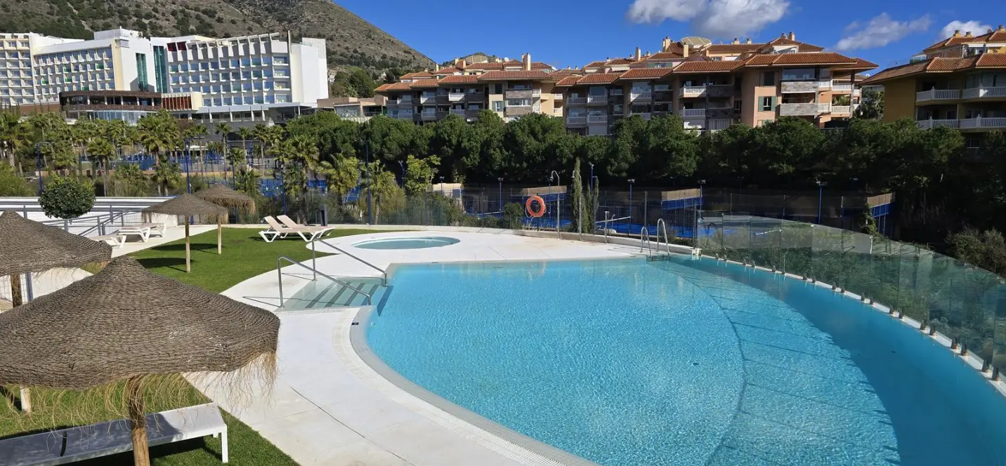 Sale of middle floor apartment in Fuengirola 2
