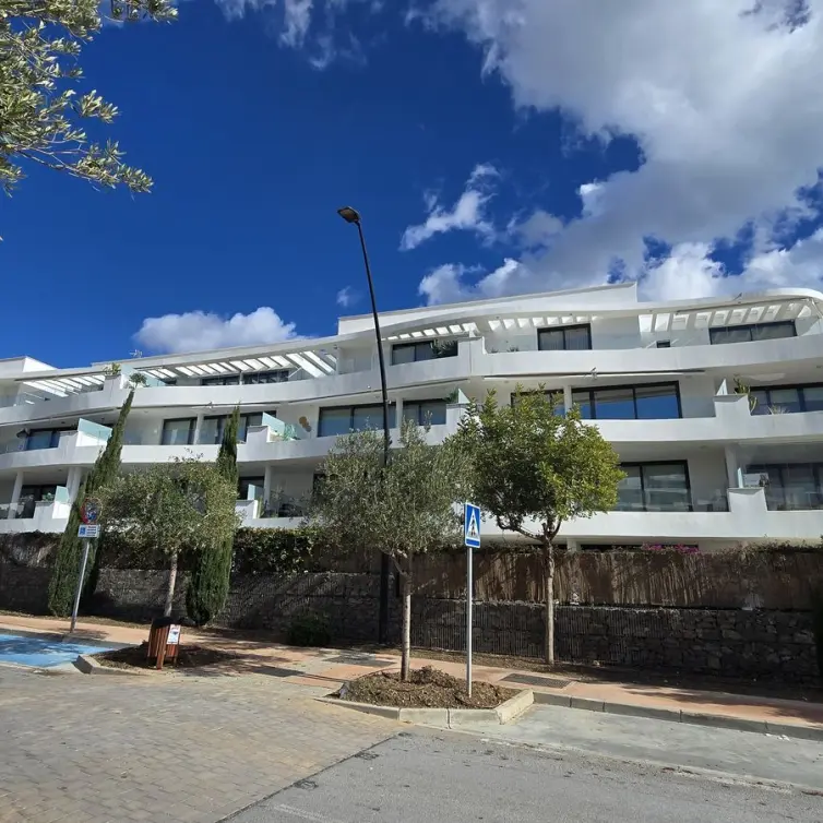 Sale of middle floor apartment in Fuengirola