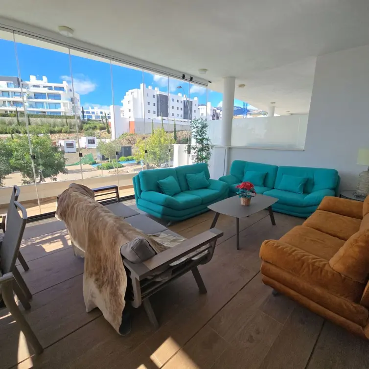Sale of middle floor apartment in Fuengirola