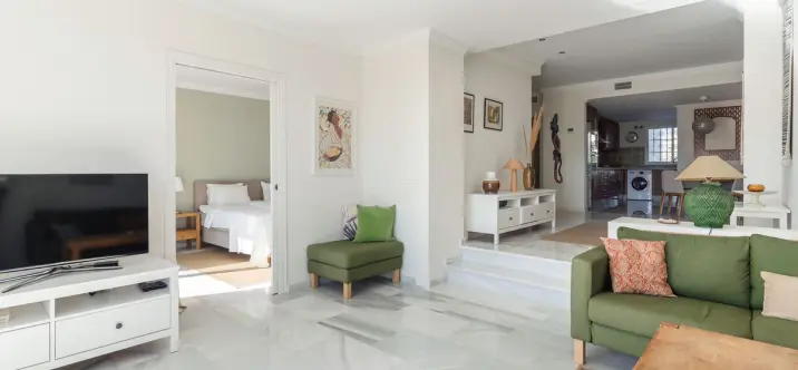 Venta de apartamento en planta media en Nueva Andalucía 3