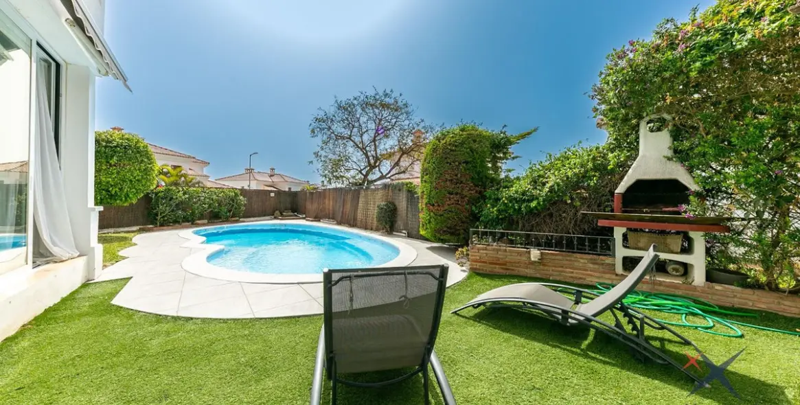 Продажа дома на две семьи в Higueron 1