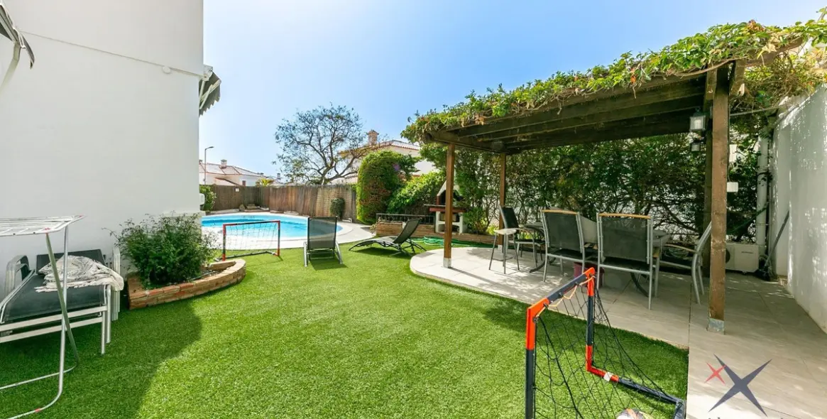 Продажа дома на две семьи в Higueron 3