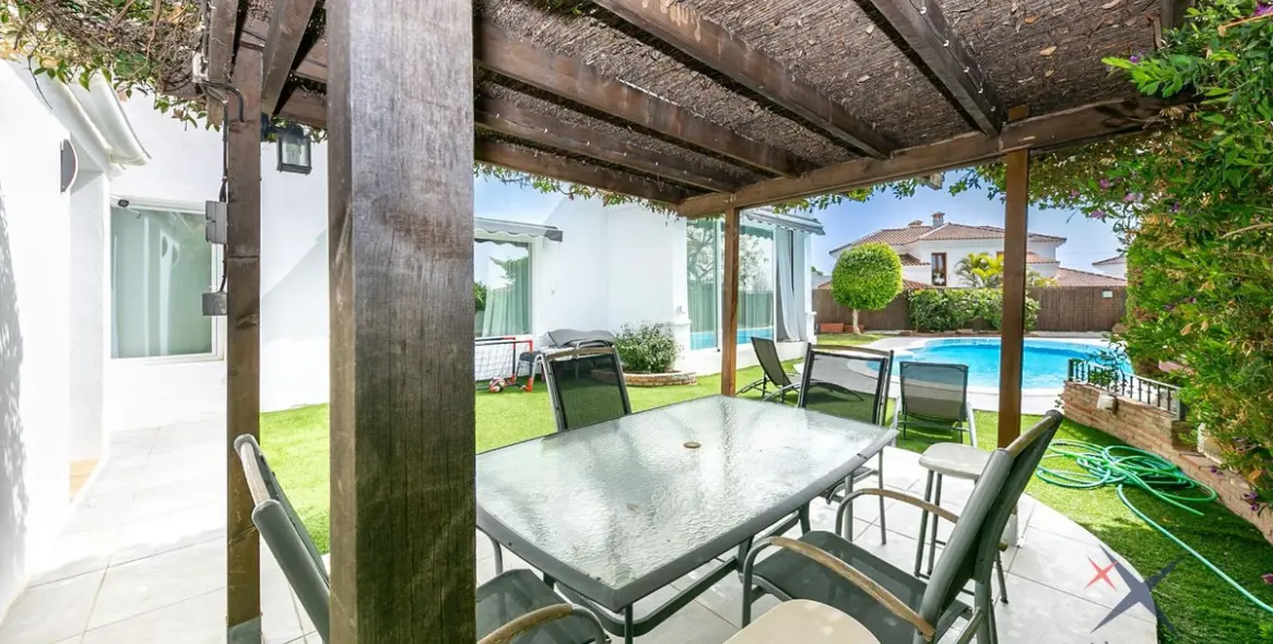 Продажа дома на две семьи в Higueron 4