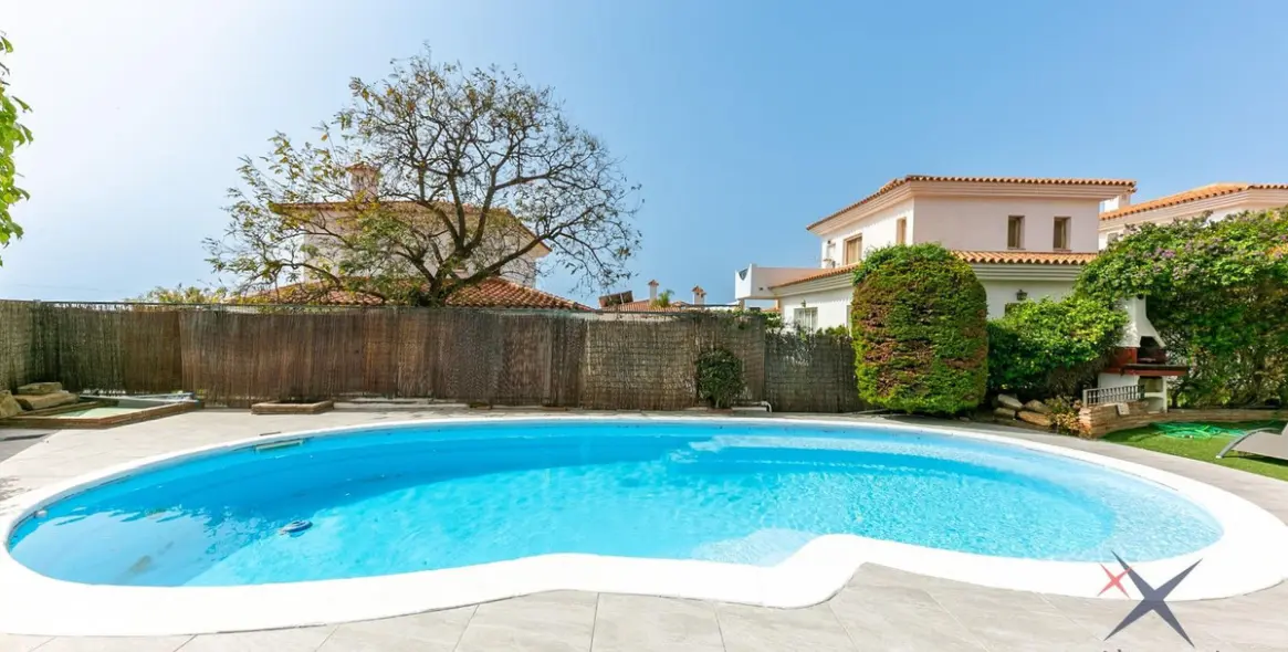 Продажа дома на две семьи в Higueron 5