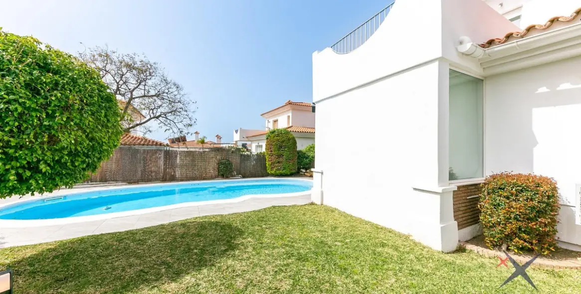 Продажа дома на две семьи в Higueron 6