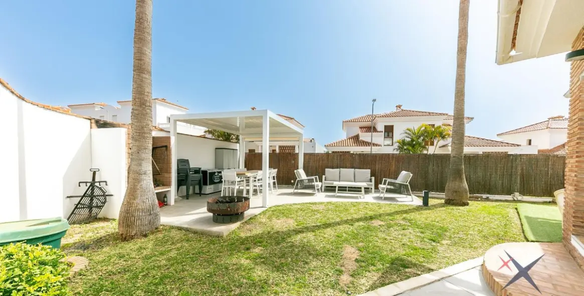 Продажа дома на две семьи в Higueron 7