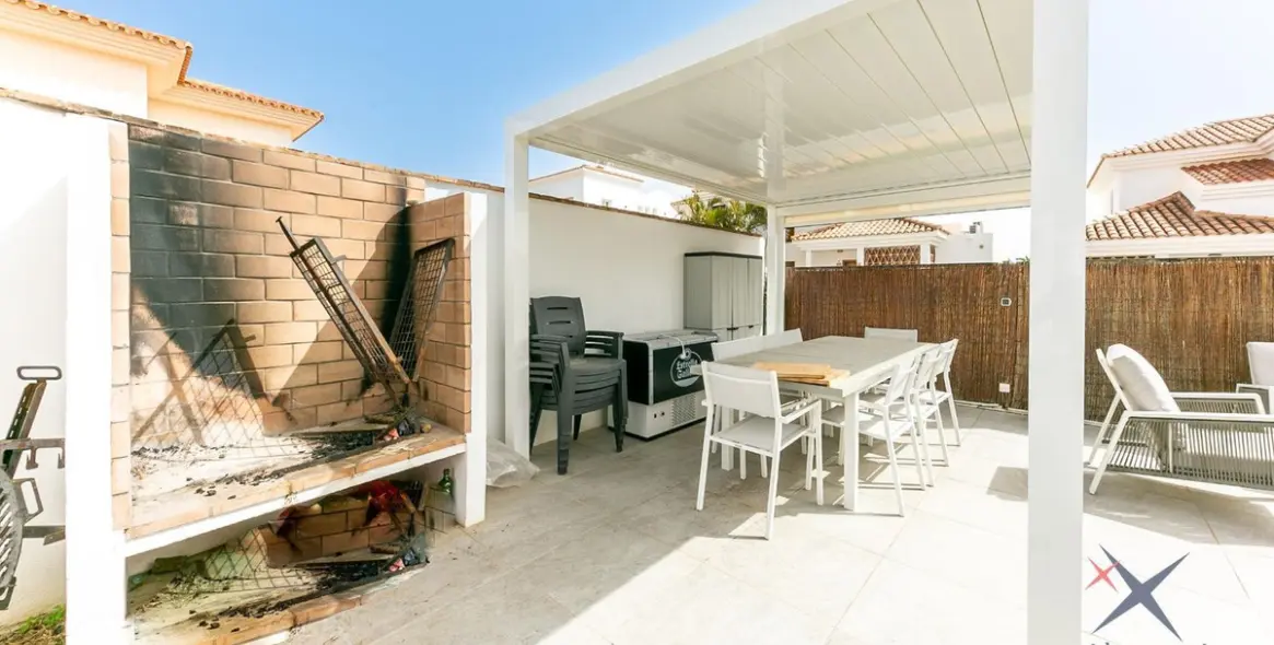 Продажа дома на две семьи в Higueron 8