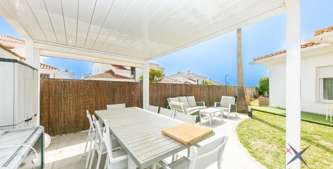 Продажа дома на две семьи в Higueron 9