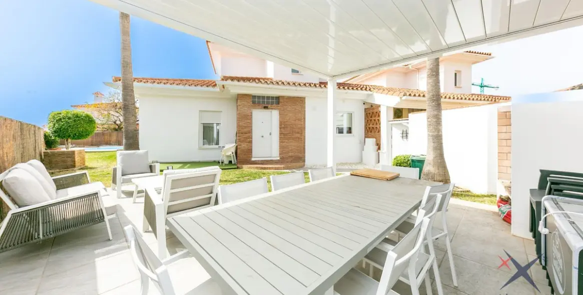 Продажа дома на две семьи в Higueron 10