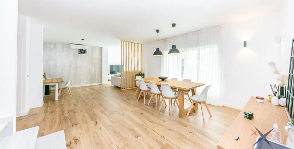 Продажа дома на две семьи в Higueron 11