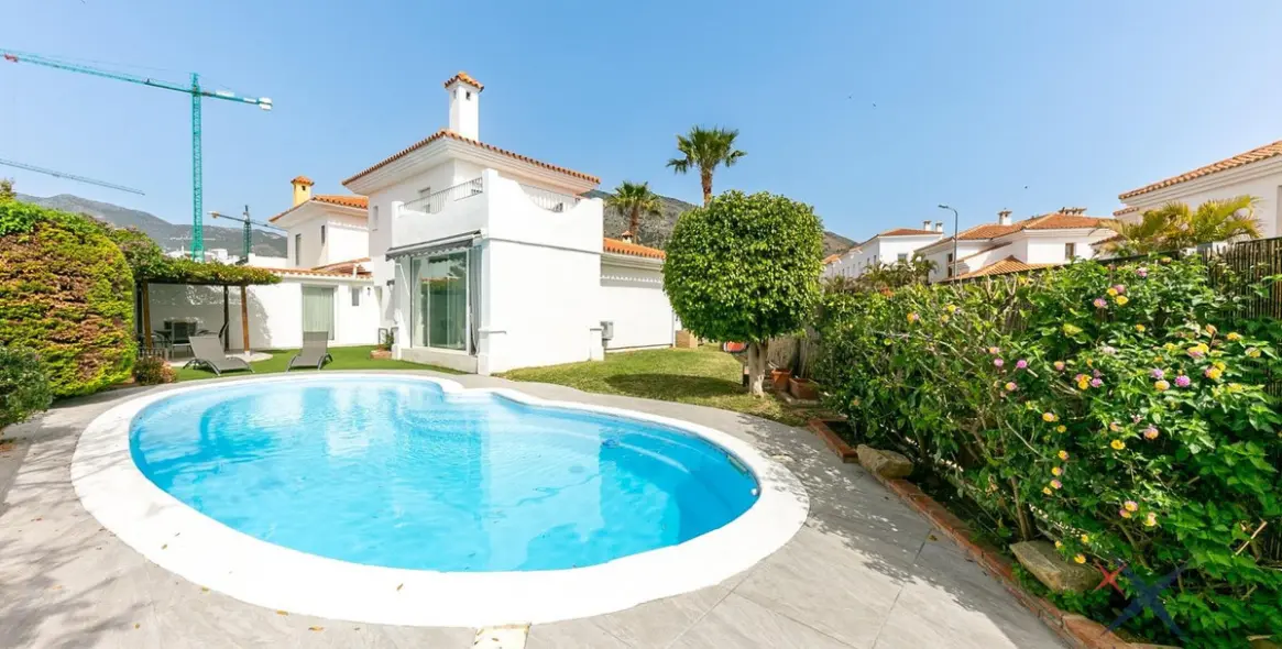 Продажа дома на две семьи в Higueron 12