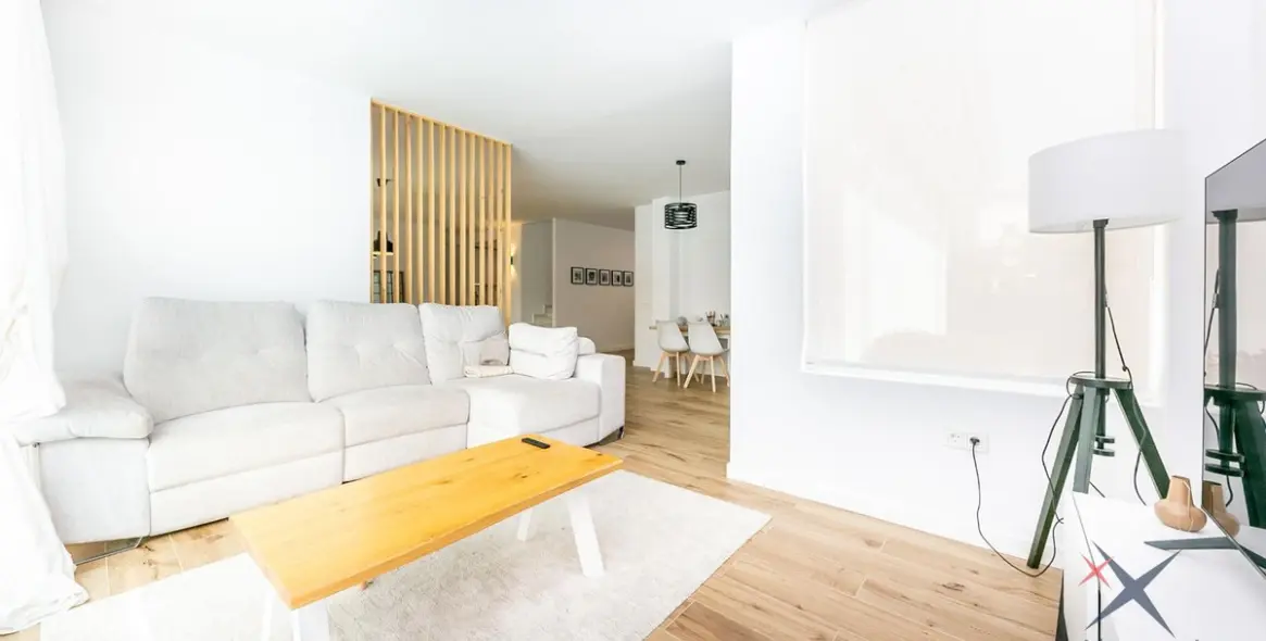 Продажа дома на две семьи в Higueron 15