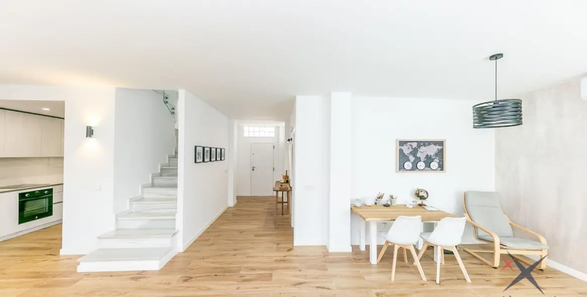 Продажа дома на две семьи в Higueron 17