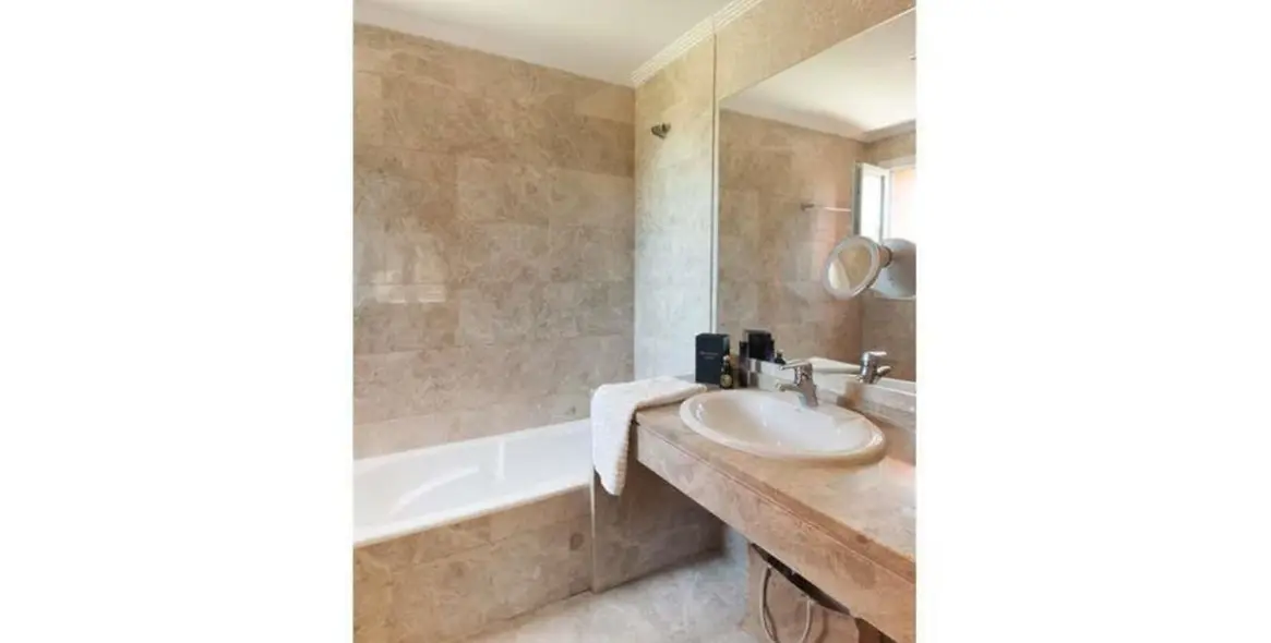 Продажа дома на две семьи в Marbella 17