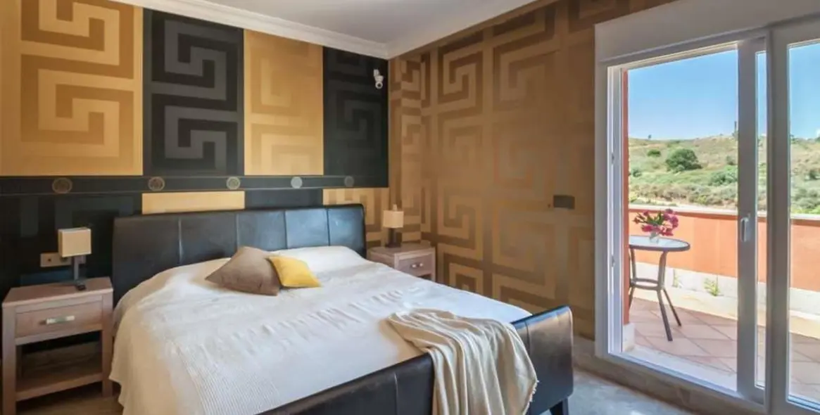 Продажа дома на две семьи в Marbella 24