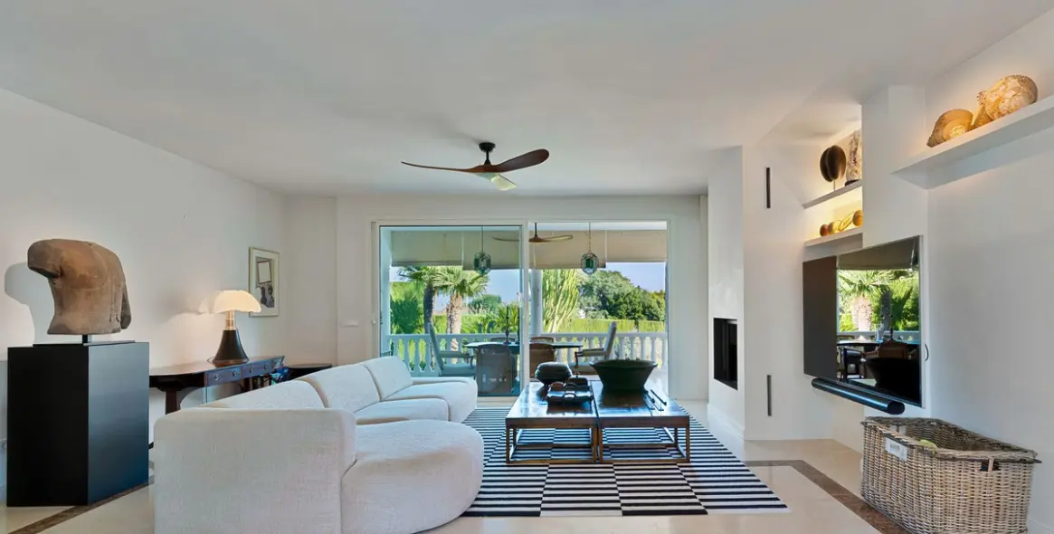 Sale of detached villa in El Paraiso 3