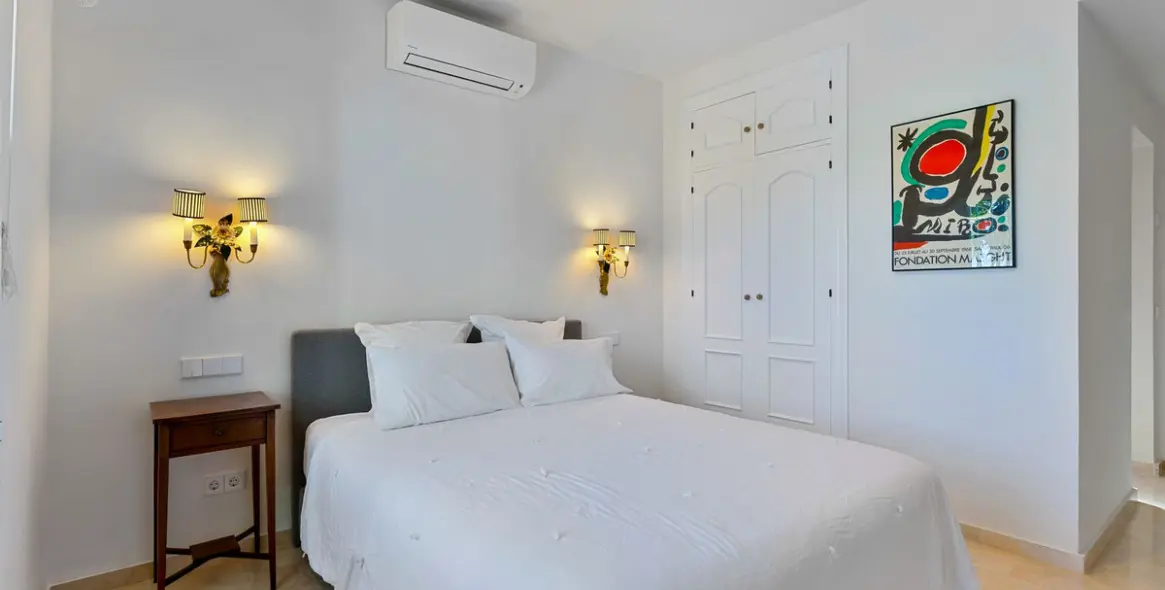 Sale of detached villa in El Paraiso 11