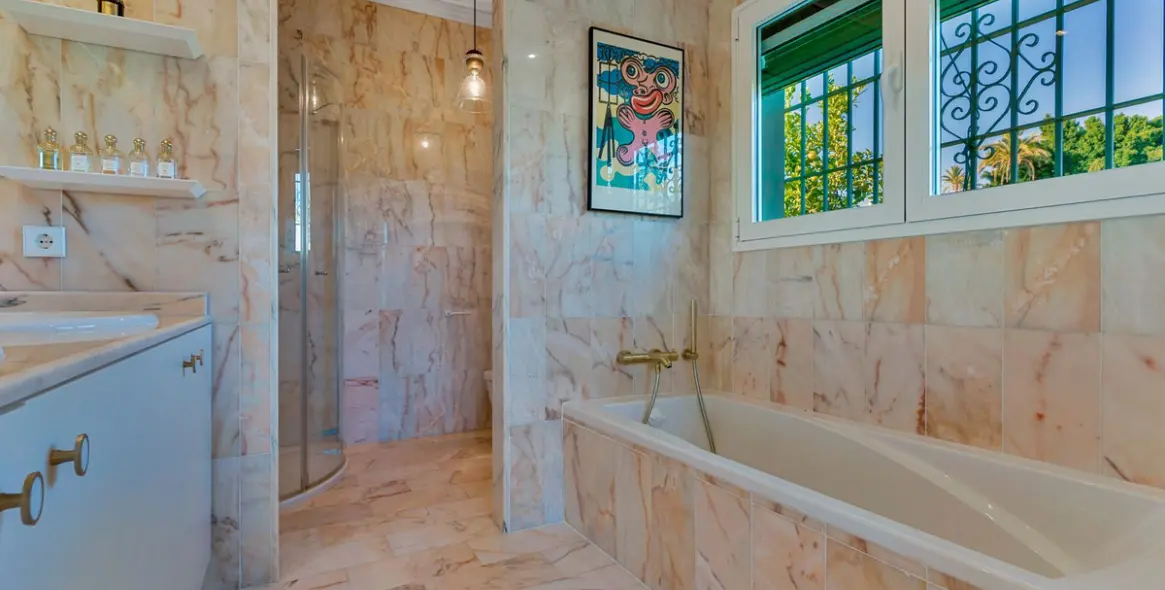 Sale of detached villa in El Paraiso 17