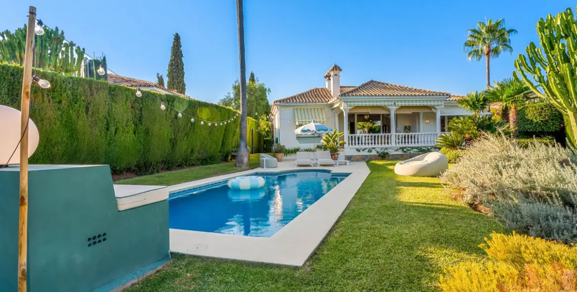 Sale of detached villa in El Paraiso 22