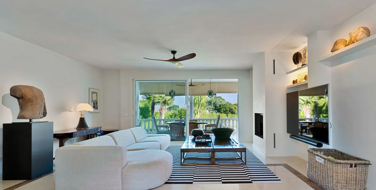 Sale of detached villa in El Paraiso 3