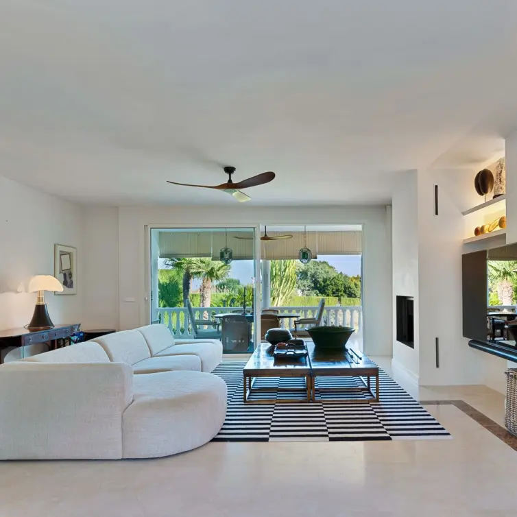 Sale of detached villa in El Paraiso