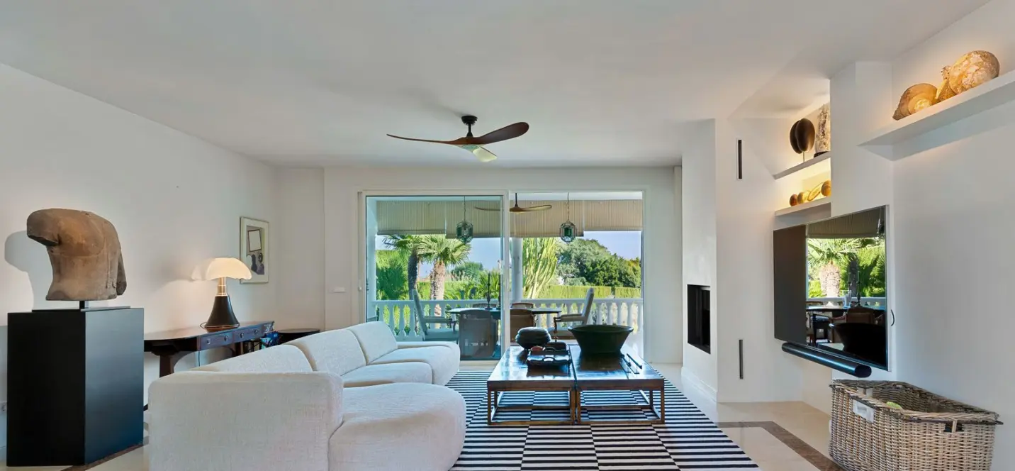 Sale of detached villa in El Paraiso 2