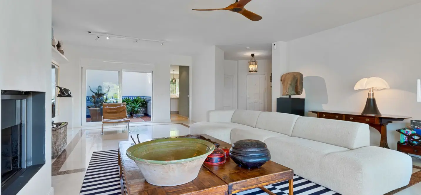 Sale of detached villa in El Paraiso 3