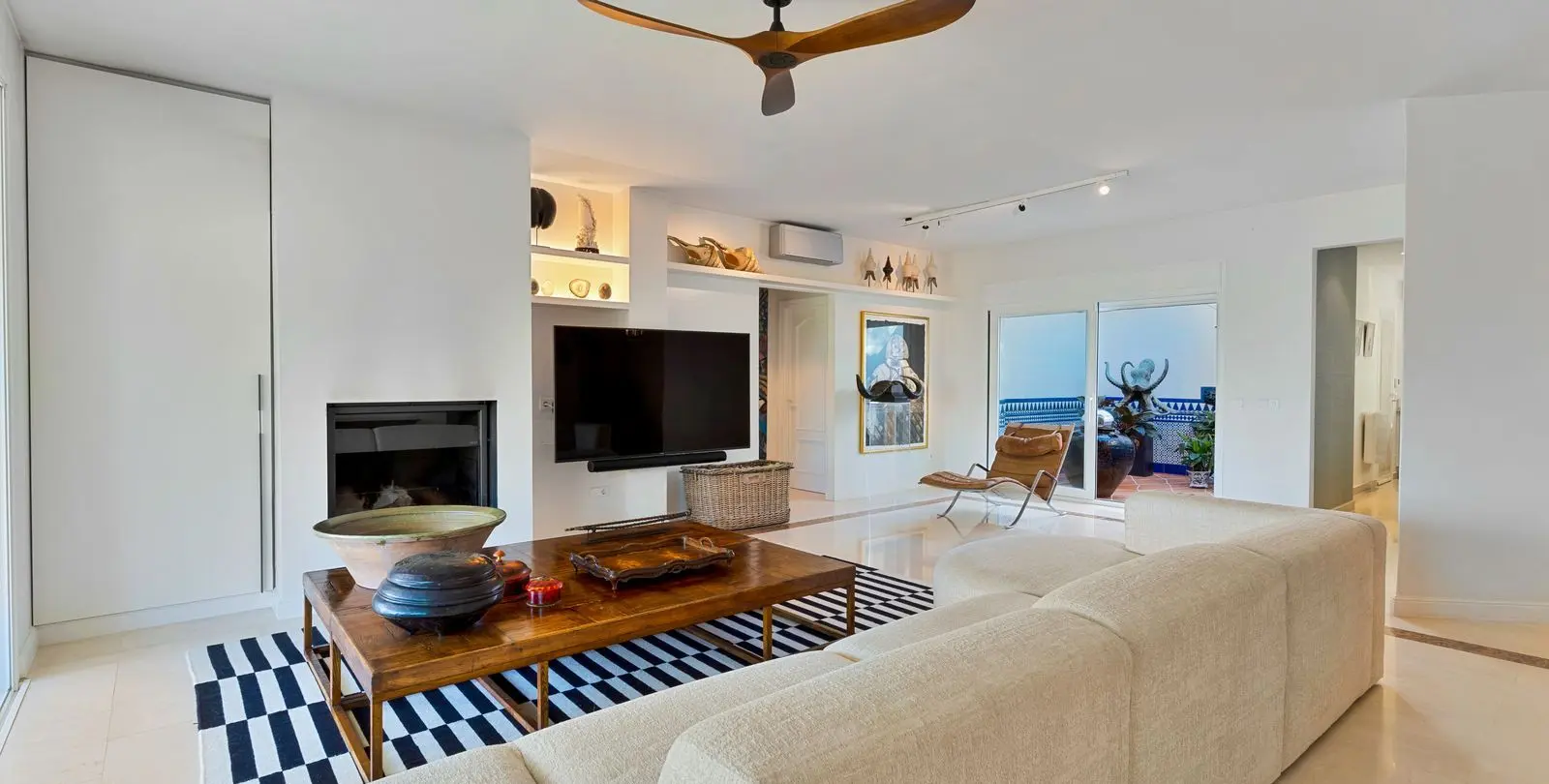 Sale of detached villa in El Paraiso 5