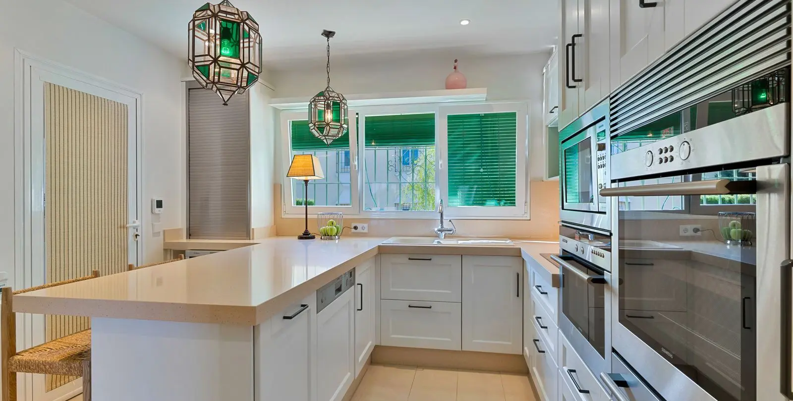 Sale of detached villa in El Paraiso 8
