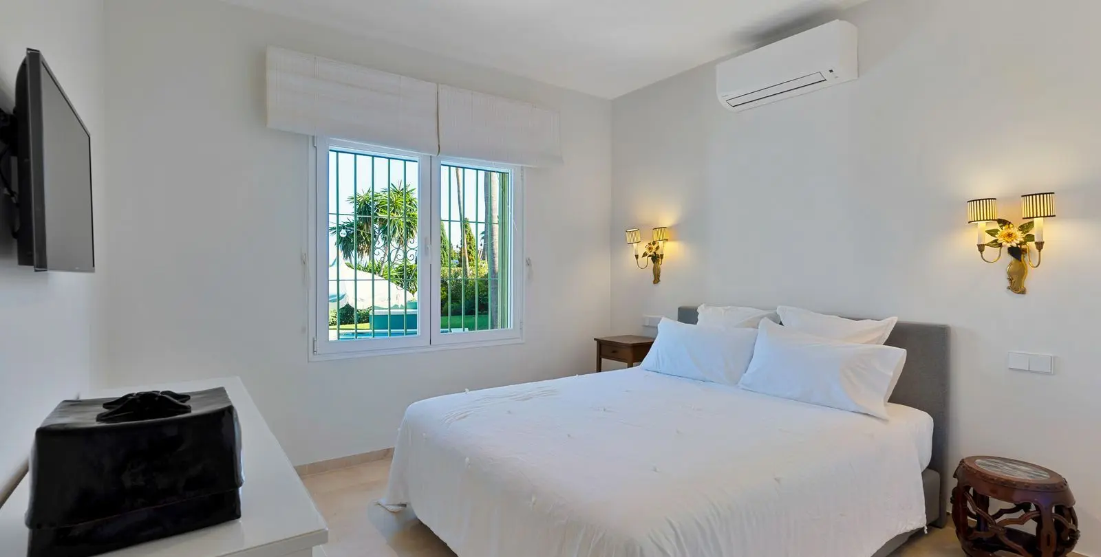 Sale of detached villa in El Paraiso 10