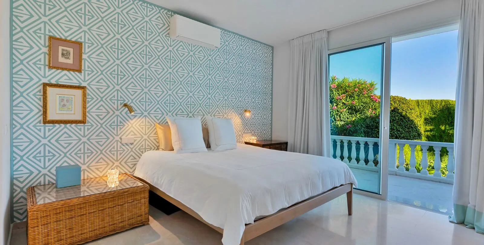 Sale of detached villa in El Paraiso 15