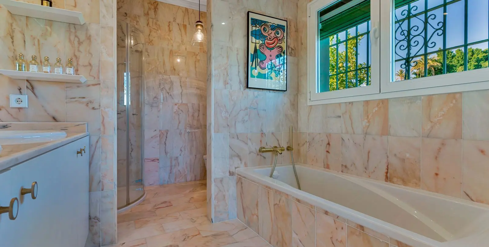 Sale of detached villa in El Paraiso 17