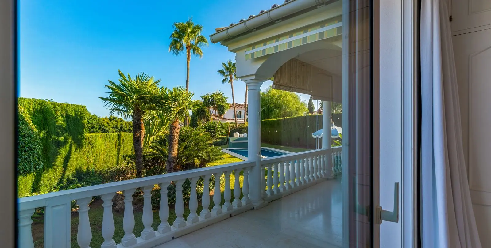 Sale of detached villa in El Paraiso 19