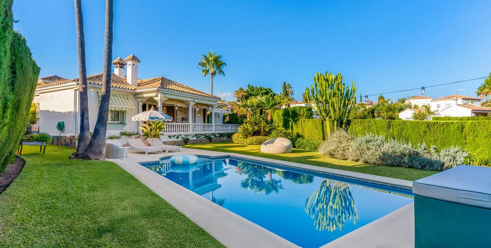 Sale of detached villa in El Paraiso 21